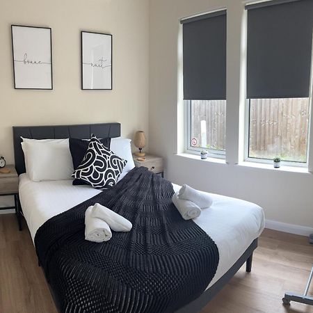 Central - 1 Bed, Cosy Retreat Swindon Exterior photo