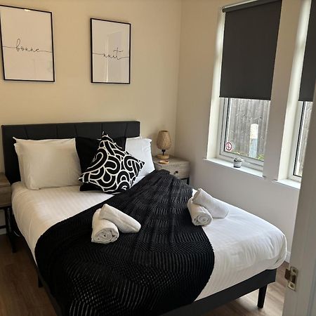 Central - 1 Bed, Cosy Retreat Swindon Exterior photo