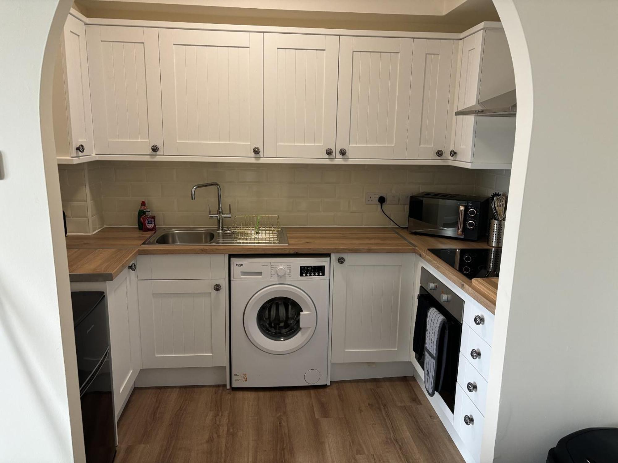Central - 1 Bed, Cosy Retreat Swindon Exterior photo