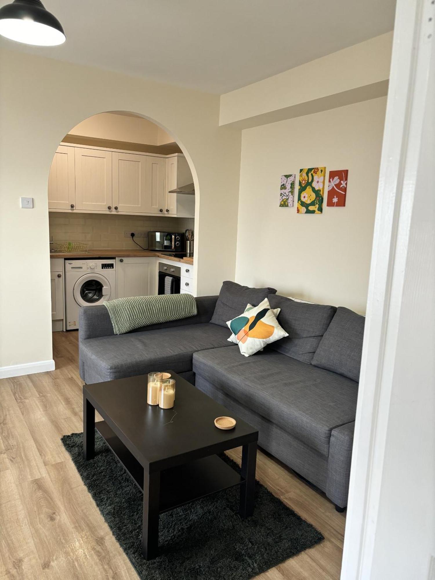 Central - 1 Bed, Cosy Retreat Swindon Exterior photo