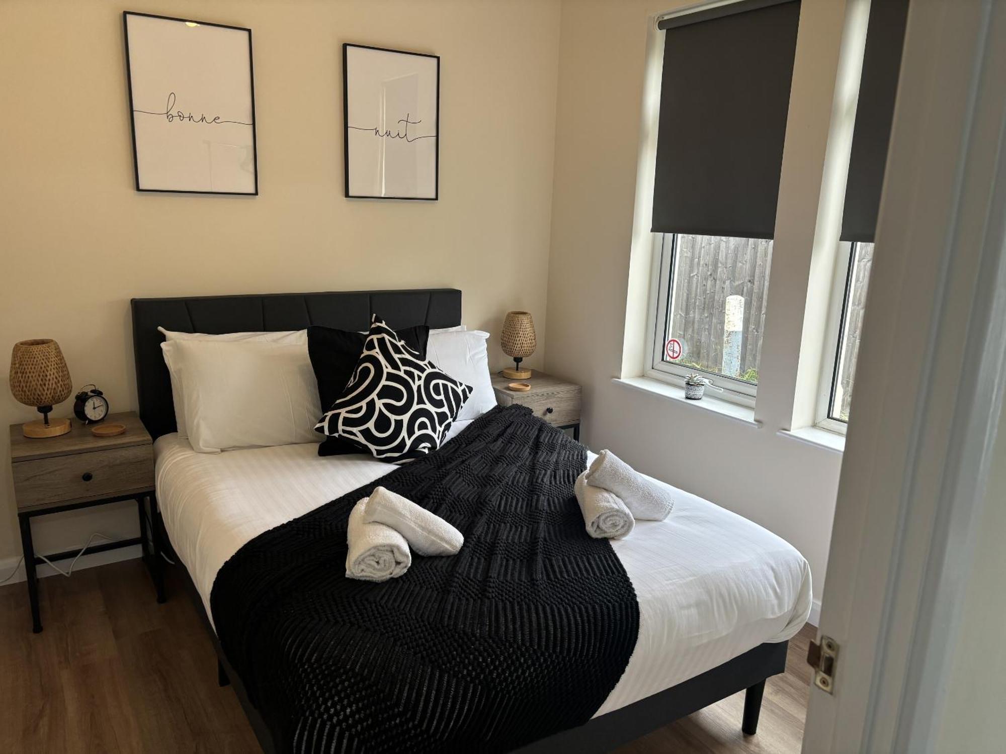 Central - 1 Bed, Cosy Retreat Swindon Exterior photo